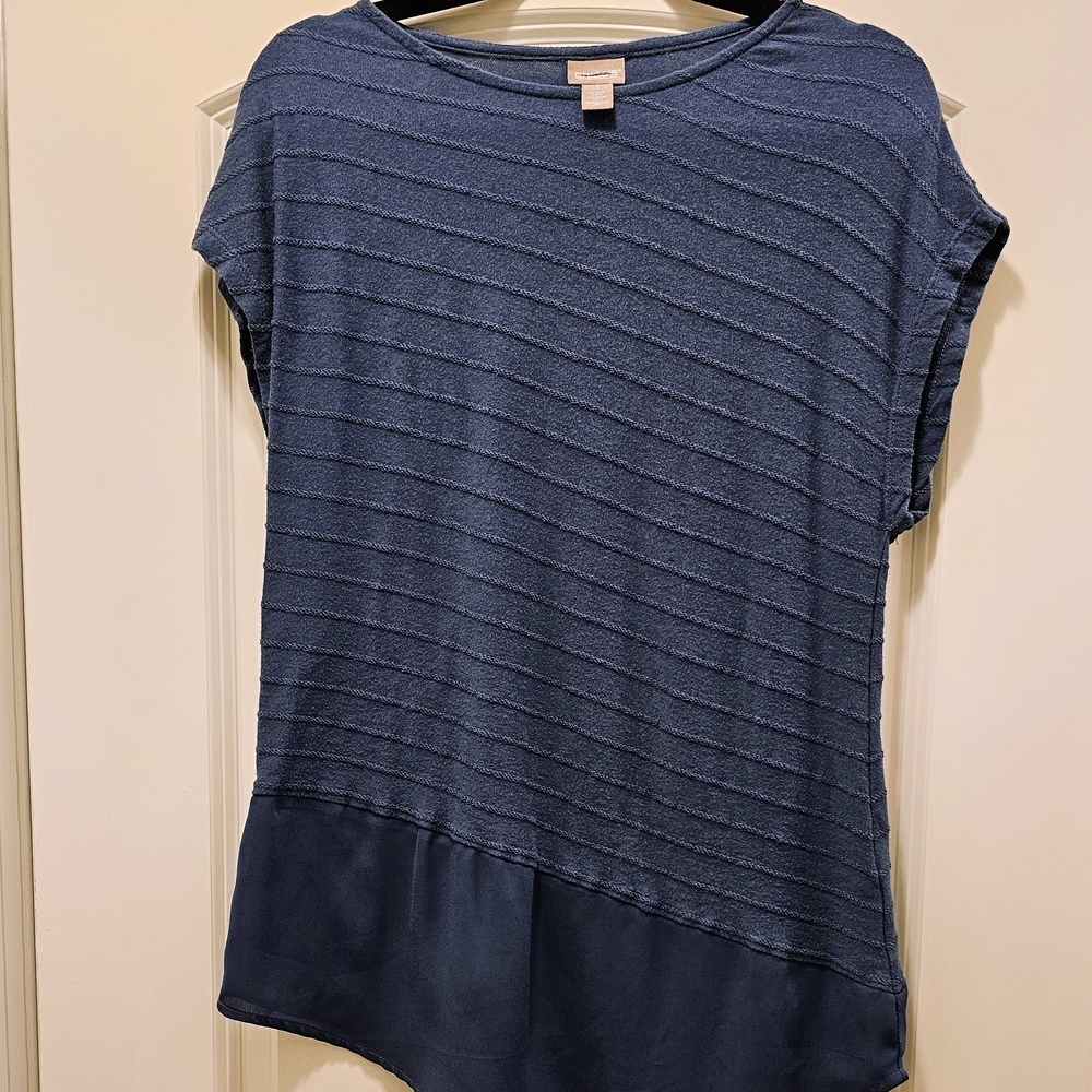 Chico’s Blue Textured Asymmetrical Hem Top Size 1 Medium - Picture 2 of 6